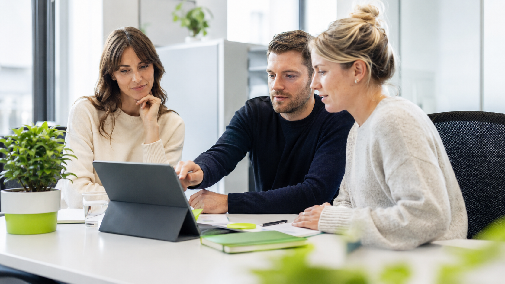 Recruiting- und Hiring-Team prüft Angebotssignale im IT-Recruiting vor der Zusage